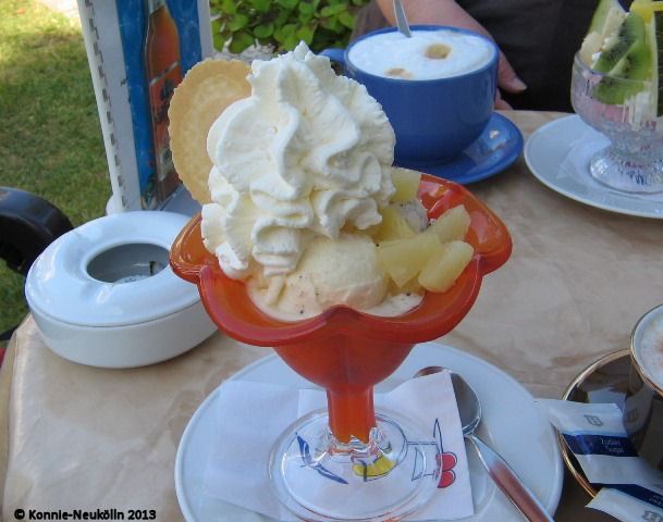 Lecker Eisbecher im schönen Garten des Cafés.