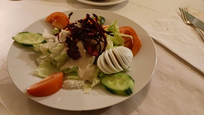 Kleiner gemischter Salat mit zusätzlichem Ei