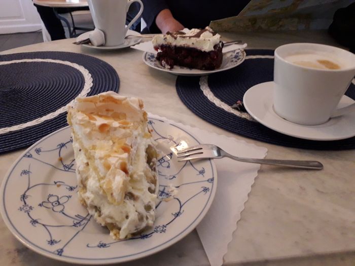Stachelbeer-Baiser-Torte und Mandel-Kirsch-Torte