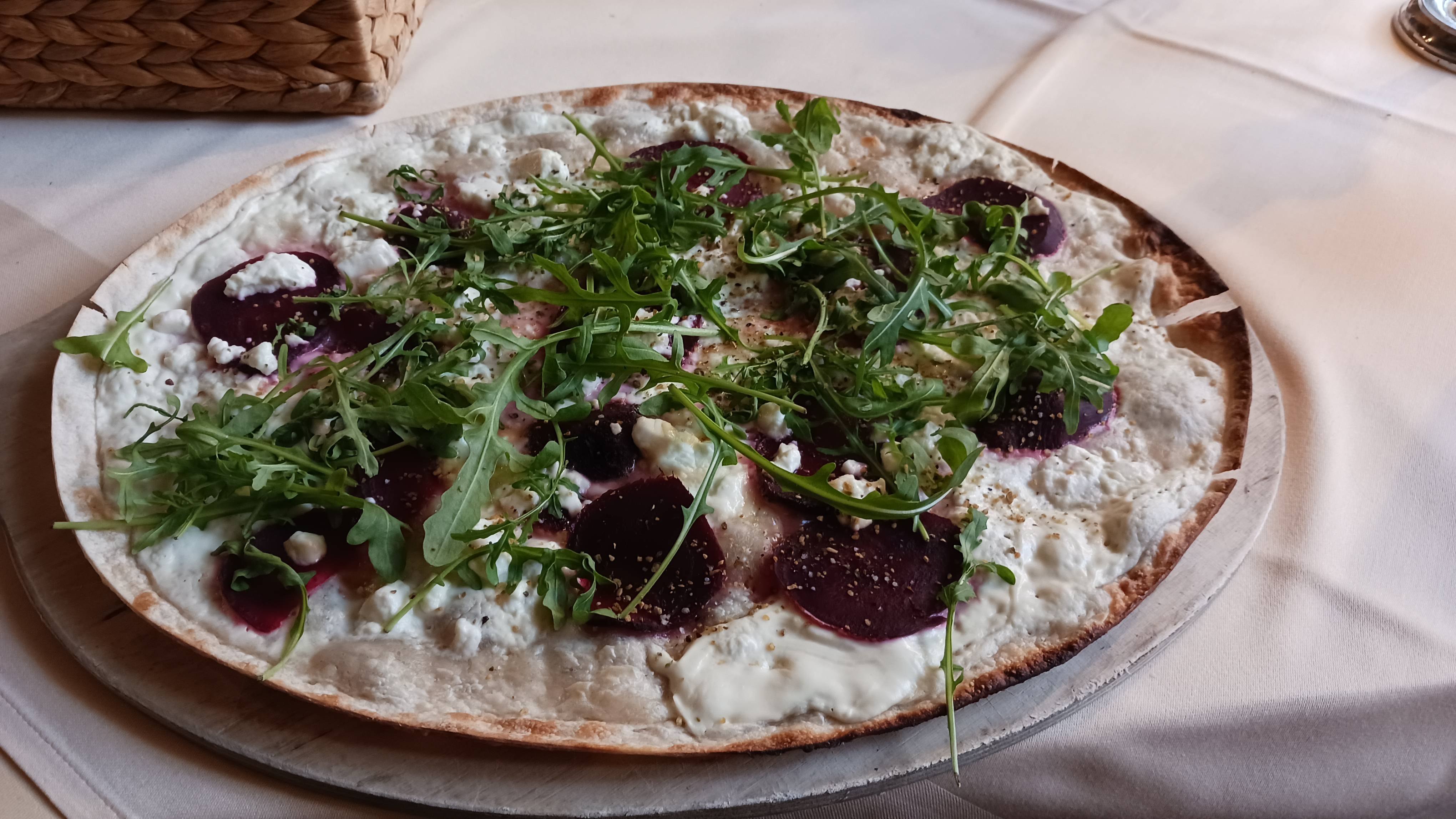 Flammkuchen mit Schmand, Ziegenkäse und Rote Bete