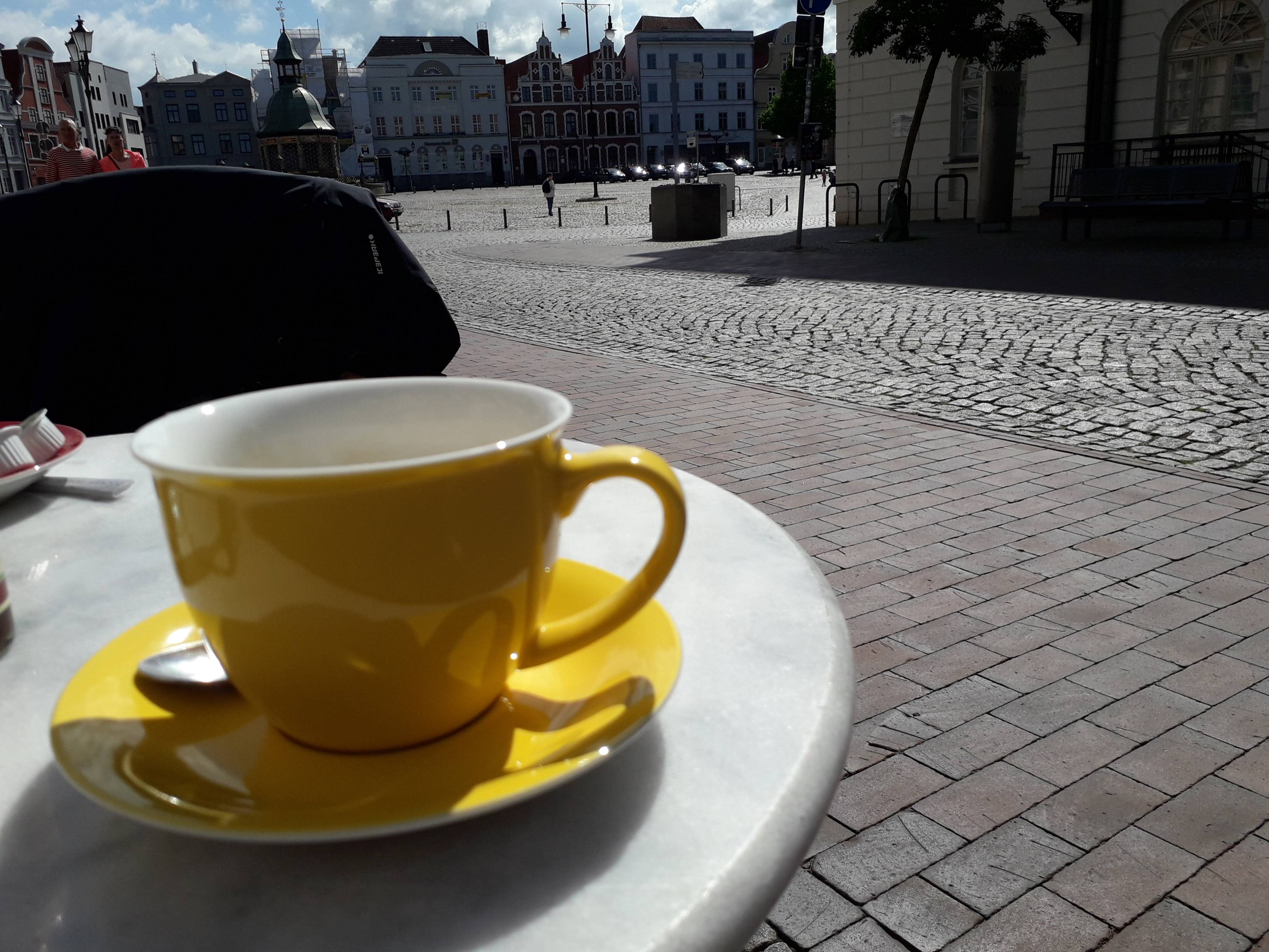 Kaffee mit Blick auf den Wismarer Markt