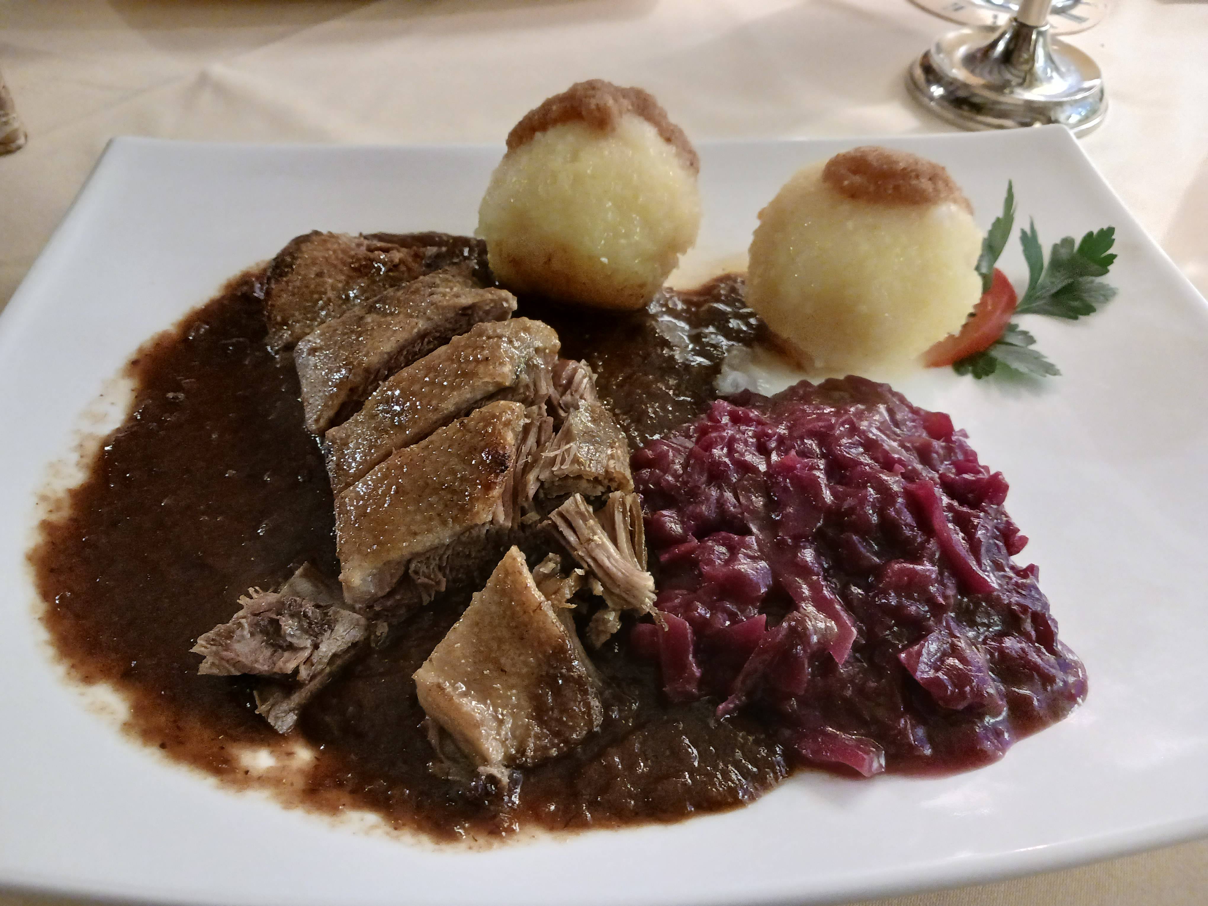 Gänsebrust mit Rotkohl und Klößen