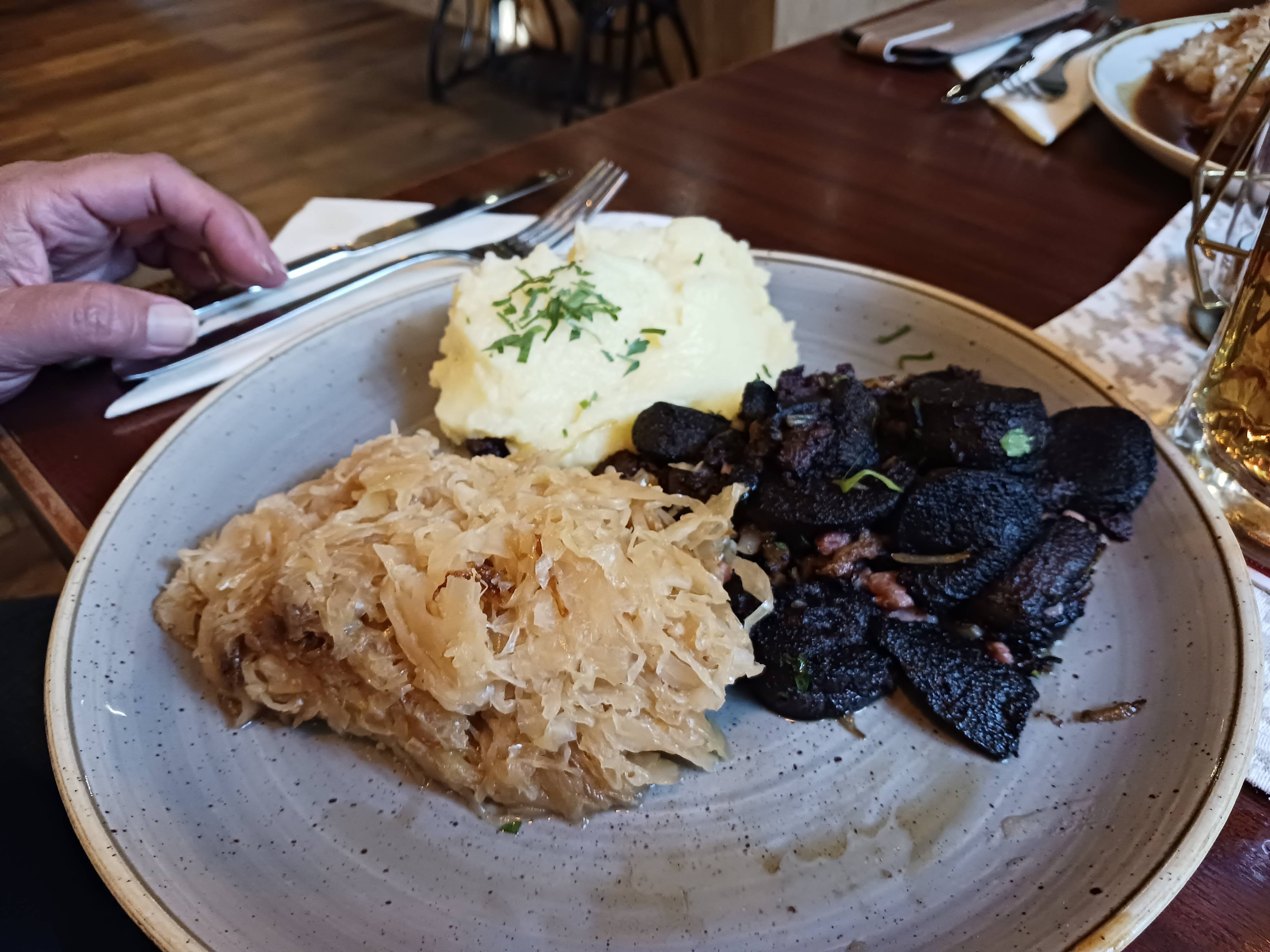 Blutwurst mit Sauerkraut und Kartoffelpüree