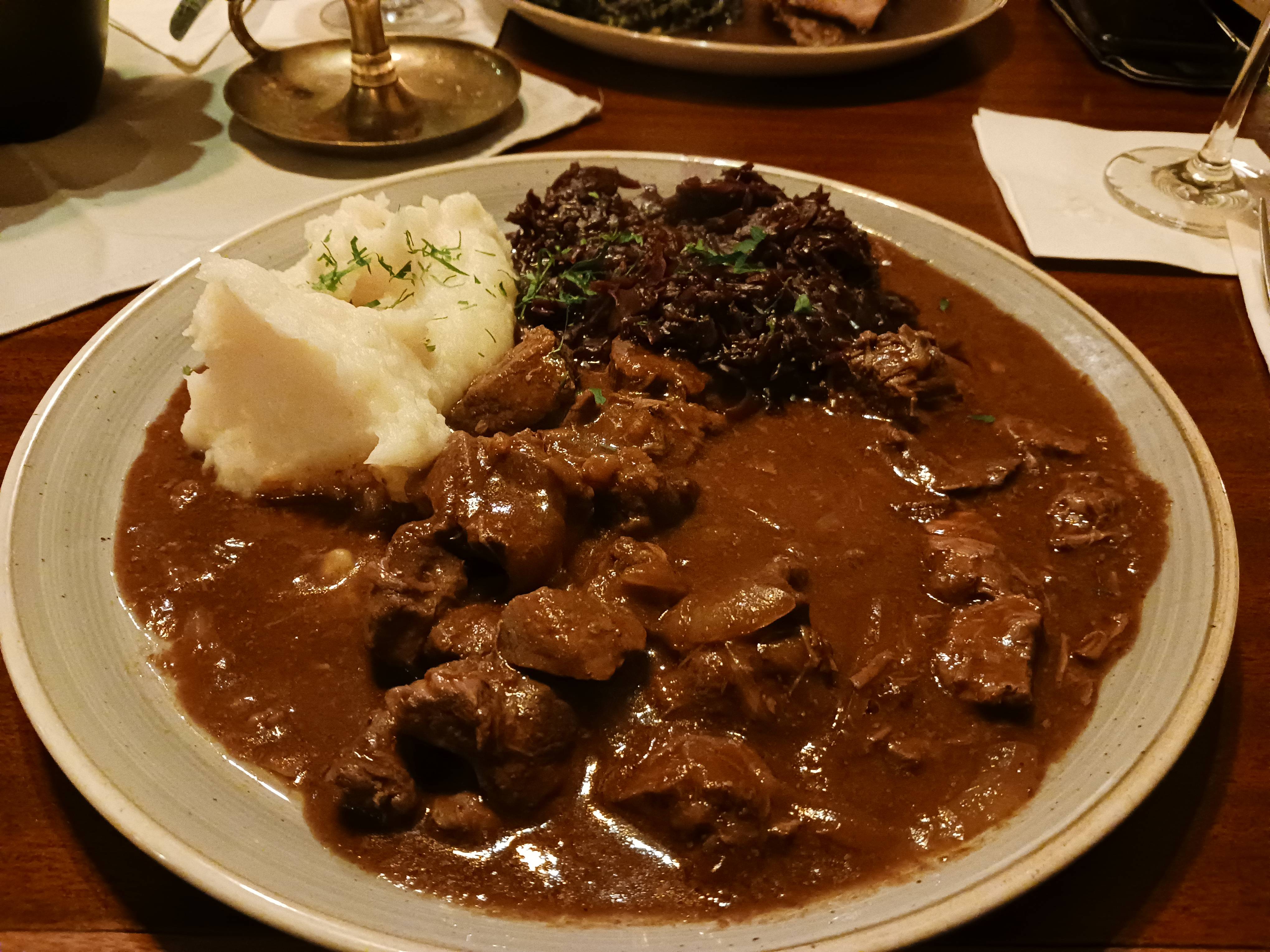 Hirschgulasch mit Rotkohl und Kartoffelpüree