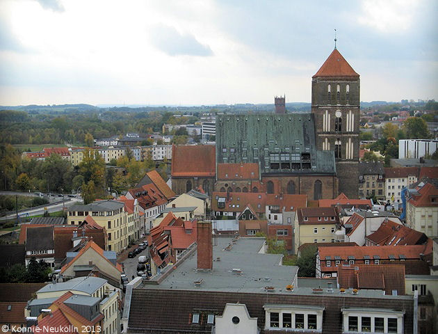 Blick zur Nicolaikirche, in der sich Wohnungen befinden