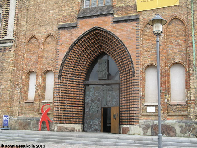 Der Haupteingang zur Kirche