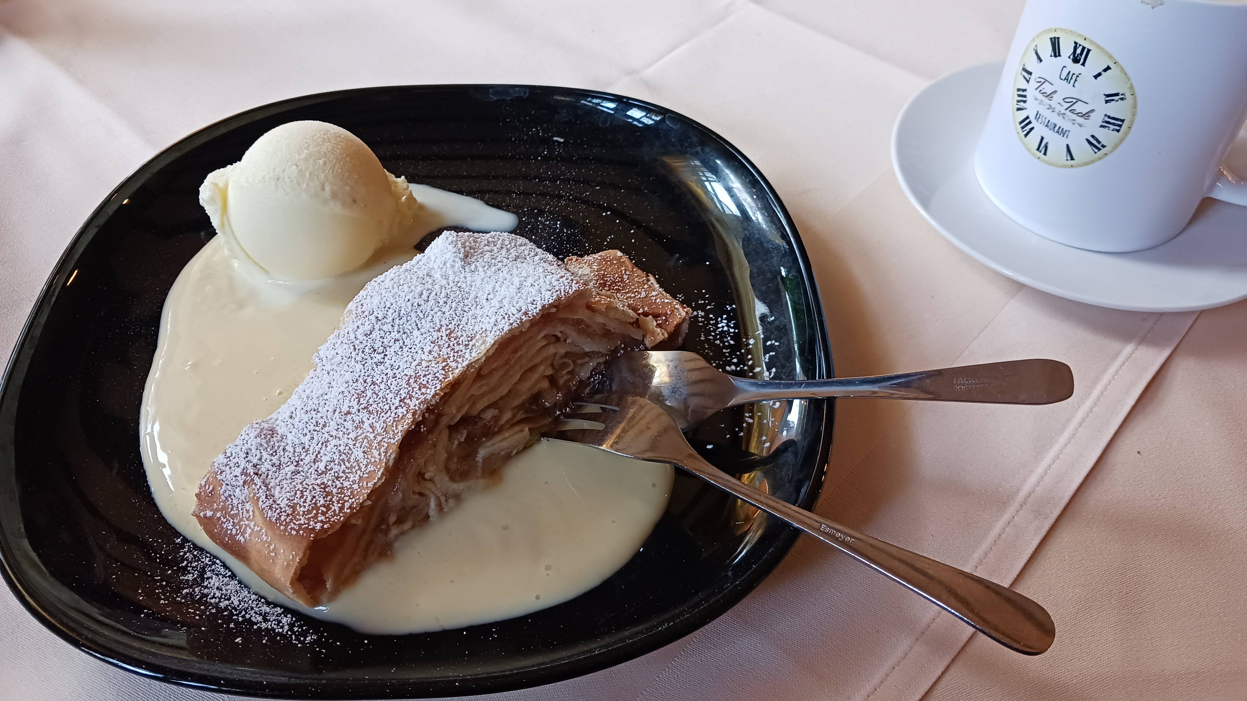 Apfelstrudel und Kaffee