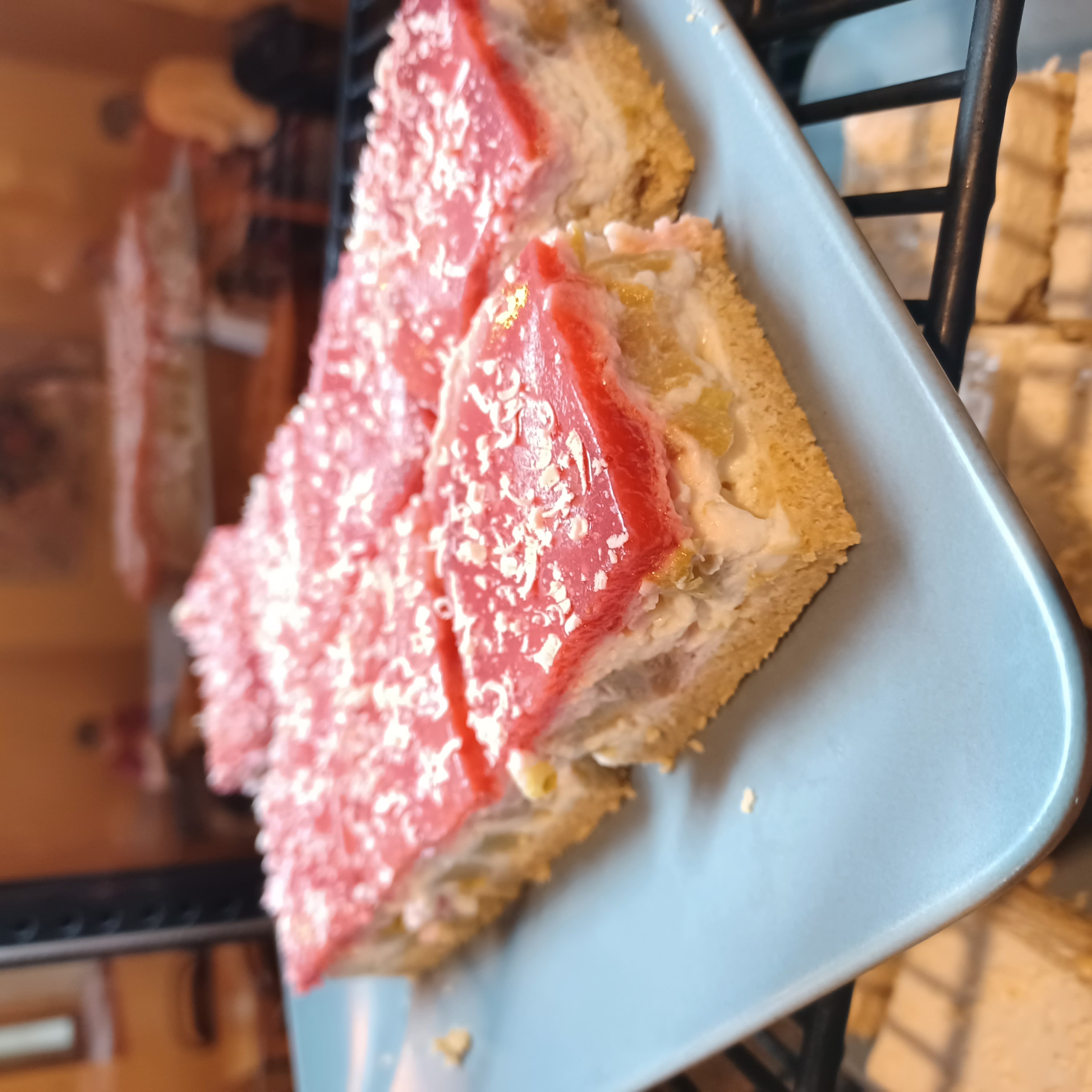 Rhabarber "Quark" Kuchen mit Erdbeerdecke auf Haferboden