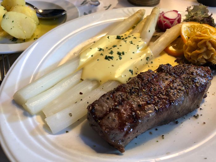 Rumpsteak mit Spargel und Sauce Hollandaise