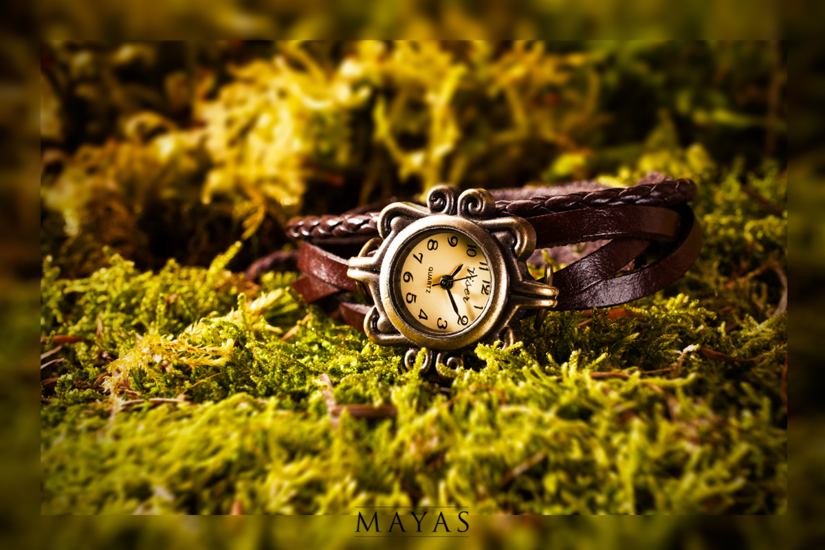 Produktfotografie Damenarmbanduhr aus Leder mit nostalgischer Uhr