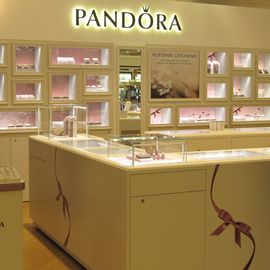 Pandora Markt (Karstadt) Gießen
-Mitgestaltung der Regale-