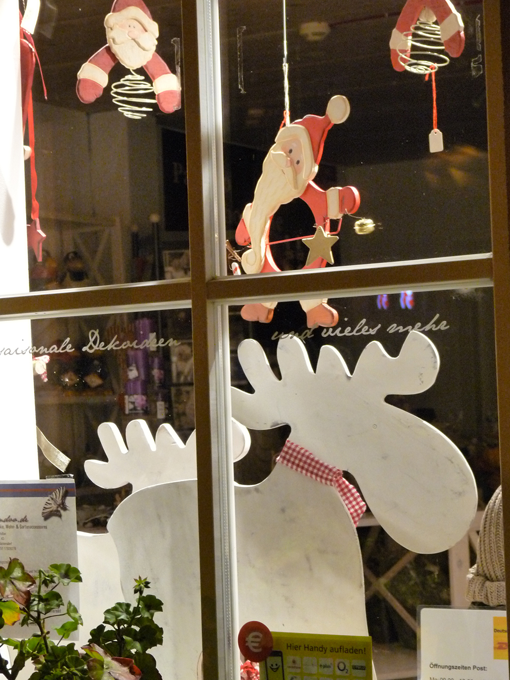 Weihnachtsdekoration - Blick durchs Schaufenster in Rückersdorf