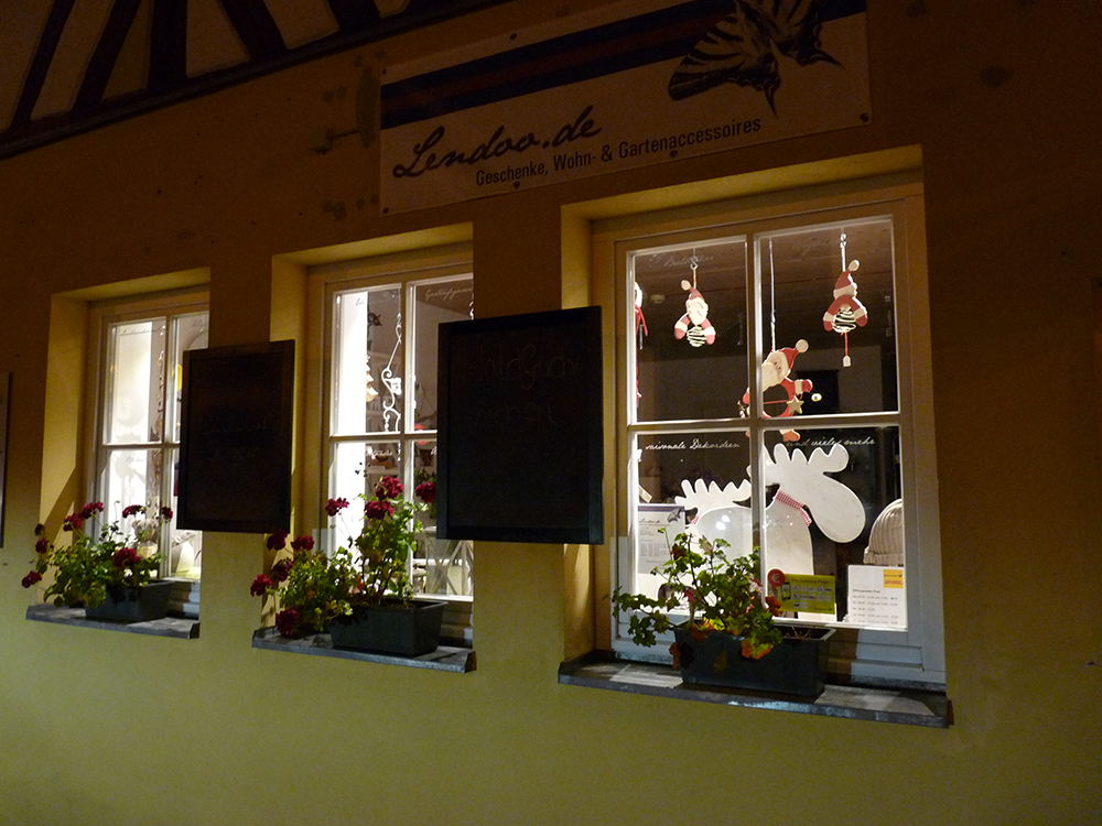 Weihnachtsdekoration - Blick durchs Schaufenster in Rückersdorf