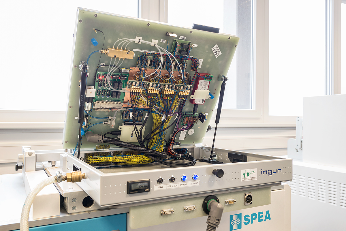 SPEA Testsystem mit Adapter
