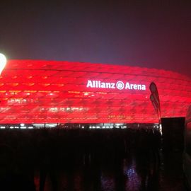 Immer wieder imposant: Die Arena im roten Licht