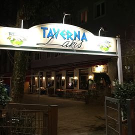 Das Eingangsschild am Vorplatz der Taverne Lakis