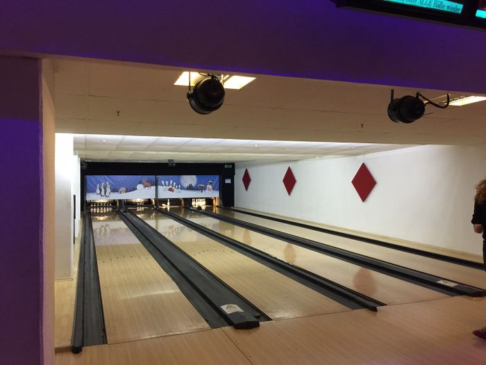 Das Bowling 2000 bietet 12 Bowlingbahnen.