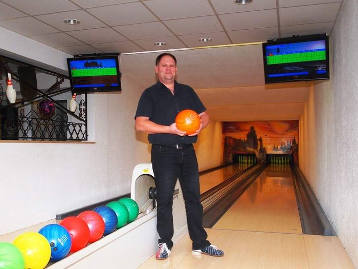 Bowling auf 2 Bahnen im gemütlichen,  mittelalterlichen Ambiente. 
Freundlicher Wirt, 3 Biere vom Fass,  leckere Cocktails- auch alkoholfreie-
eine große Vielfalt an Säften, Weinen, Rum, 
 Weinbränden....