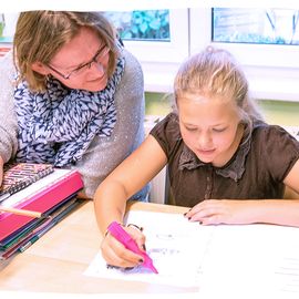 Schultz-Hencke-Haus Frohnau 2 Lehrerin mit Schülerin beim Individualunterricht