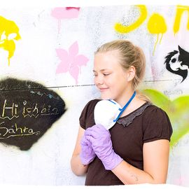 Schultz-Hencke-Haus Frohnau 2 Mädchen vor Graffiti-Spray-Wand