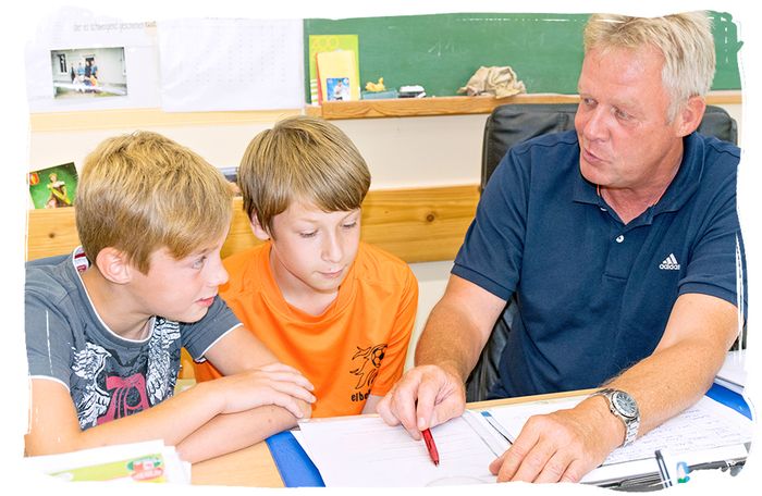 Schultz-Hencke-Haus Kade Lehrer mit Kindern beim Individualunterricht