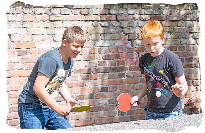 Schultz-Hencke-Haus Brandenburg 2 Kinder beim Tischtennisspielen