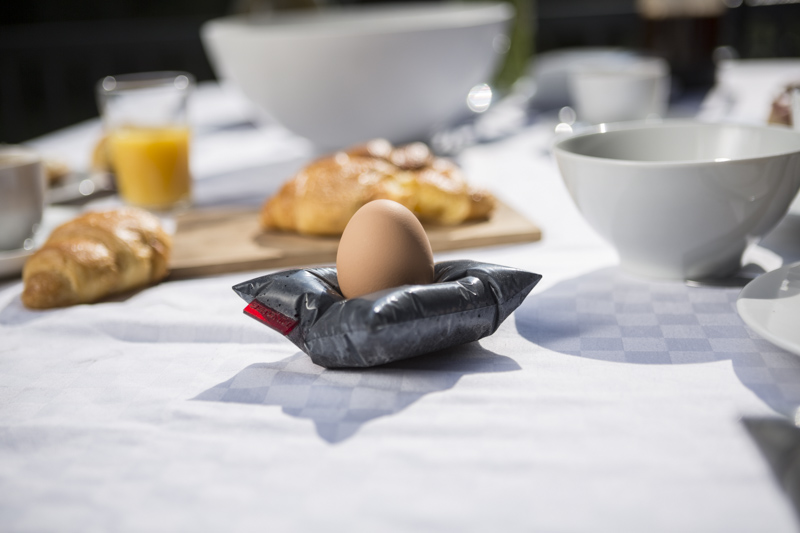 Beton Eierbecher/Schalen in Kissenform. Inspiriert vom Frühstücken im Bett, entwarf die Designerin Julia Lodes ganz exclusive Hingucker. Die Eierbecher können auch als Schälchen für Schmuck verwendet werden. Einige zweckentfremden diese auch als Aschenbecher.
