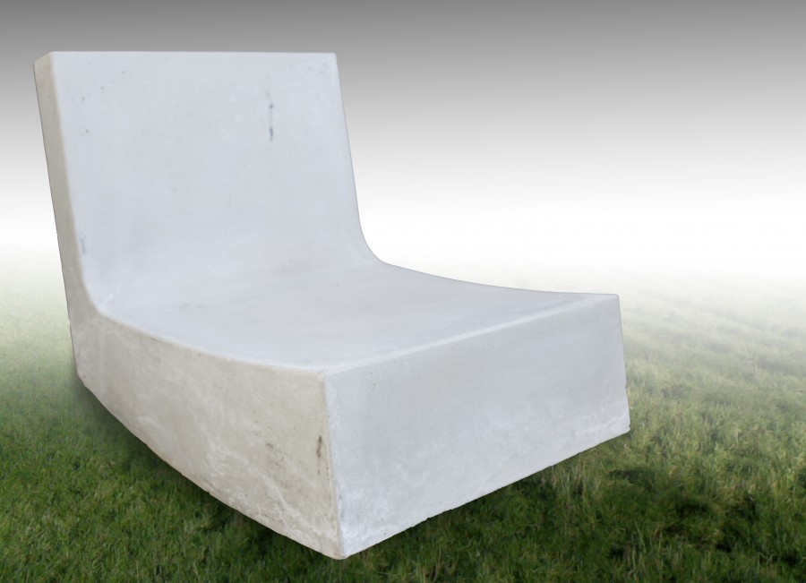Der Designer Thomas Reischle, inspiriert vom Schaukelstuhl, entwarf den schweren und witterungsbeständigen Sessel "Sub T", der sich ideal für Parks und Gartenanlagen eignet.