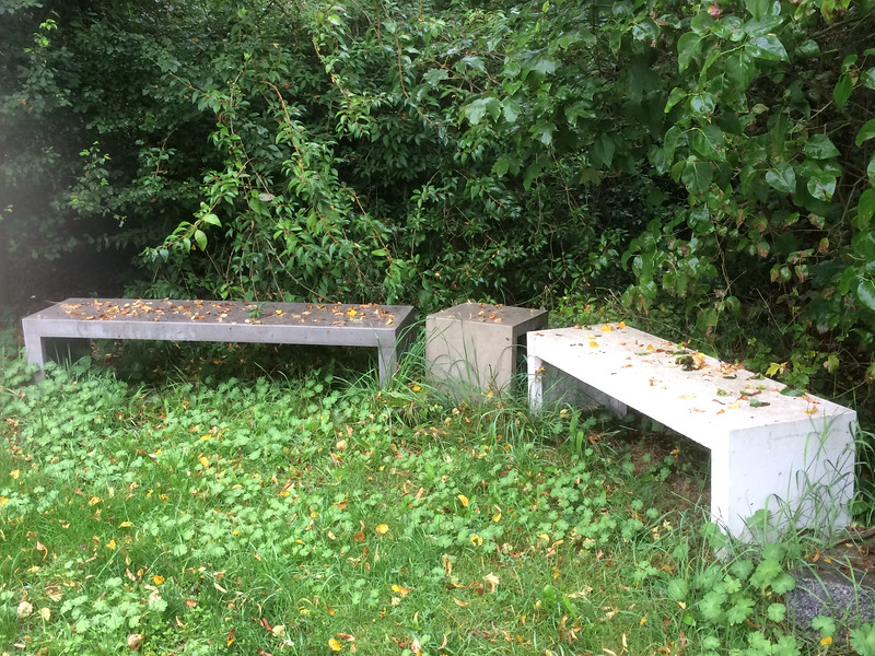 Lassen Sie die witterungsbeständigen Beton Sitzecken ganzjährig im Garten stehen. Der UHPC Beton bietet Parolen in jeder Jahreszeit.