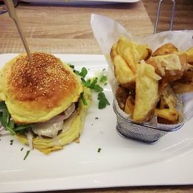 Veggi-Burger und Parmesan-Trüffel-Pommes 