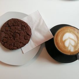Zartbitterschoko-Cookie & Cappuccino - beides köstlich! 