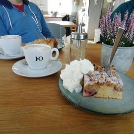 Sensationell guter (!!) Pflaumenkuchen und Cappuccino 