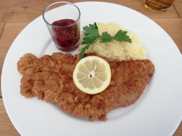 Wiener Schnitzel (19, -) - ein Hochgenuss! 