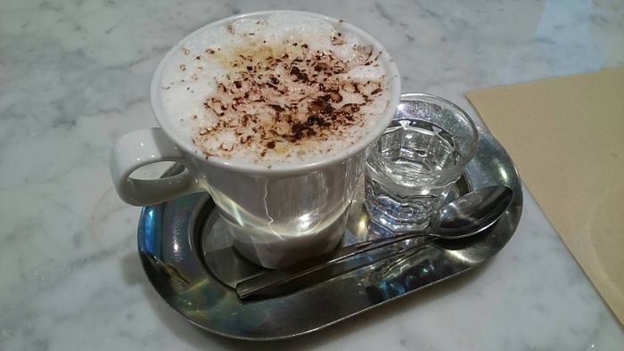 Cappuccino 3,10€, dazu ein Schnapsglas voll Leitungswasser 