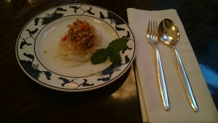 Gruß aus der Küche (frittiertes Krabbenbällchen auf Kimchi)