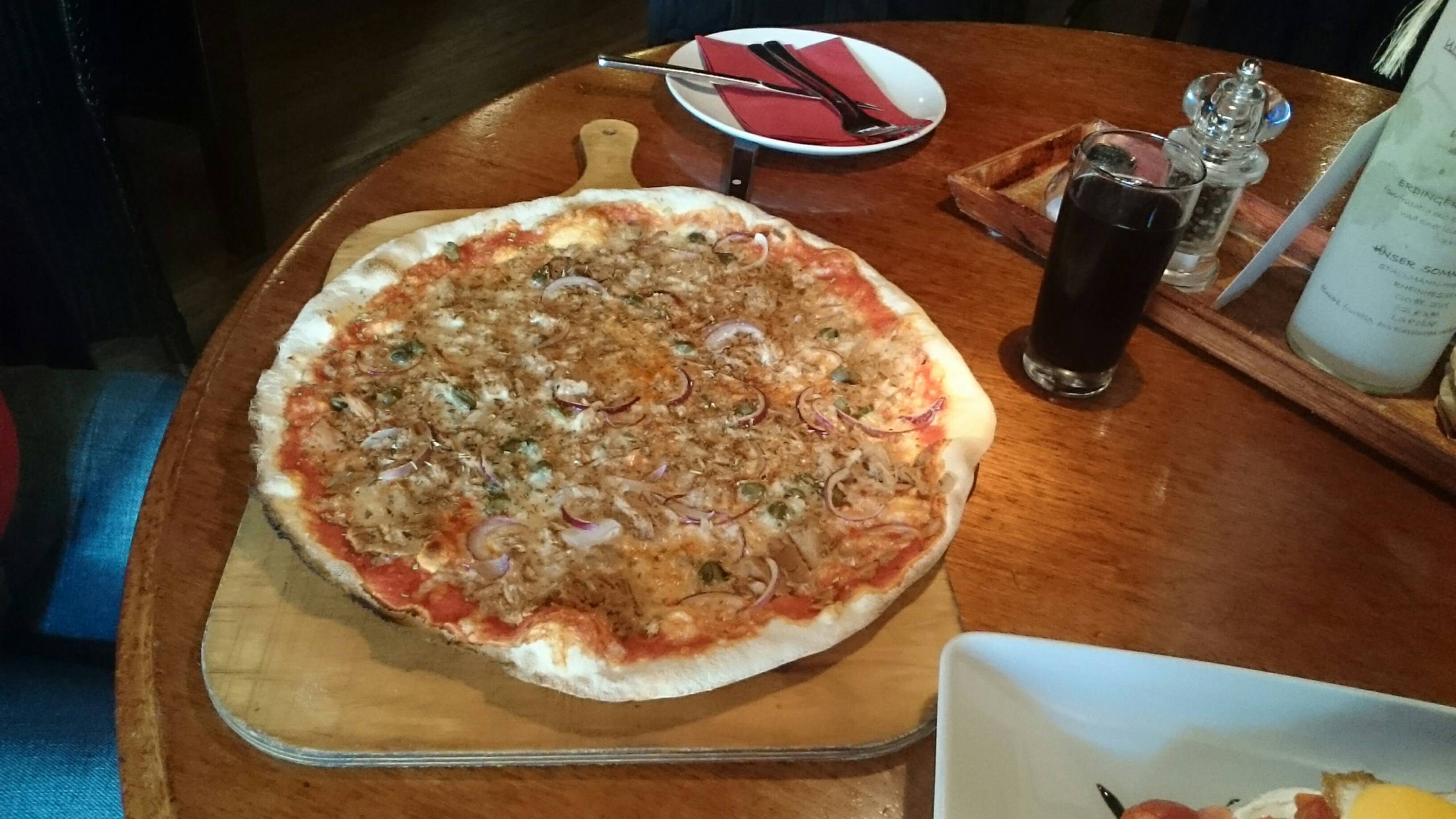 Pizza Tonno (7,90 €)