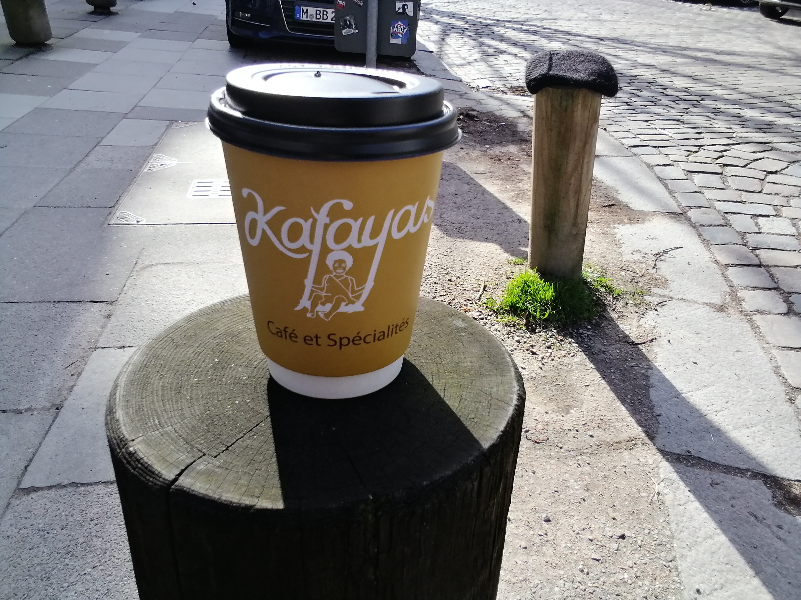 Cappuccino to go (der Laden war knackvoll) für 3,80 €