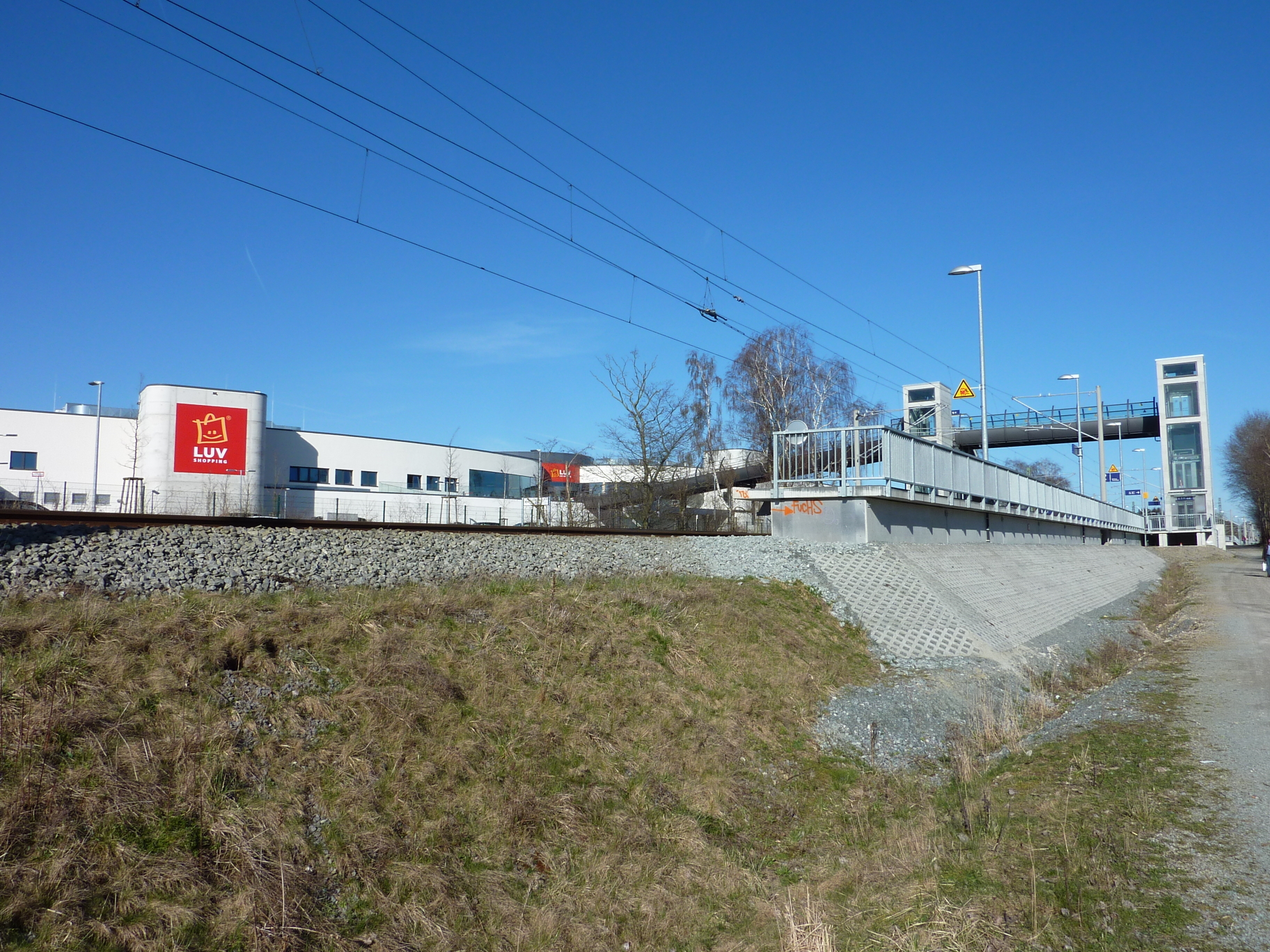 Hintereingang mit Bahnstation