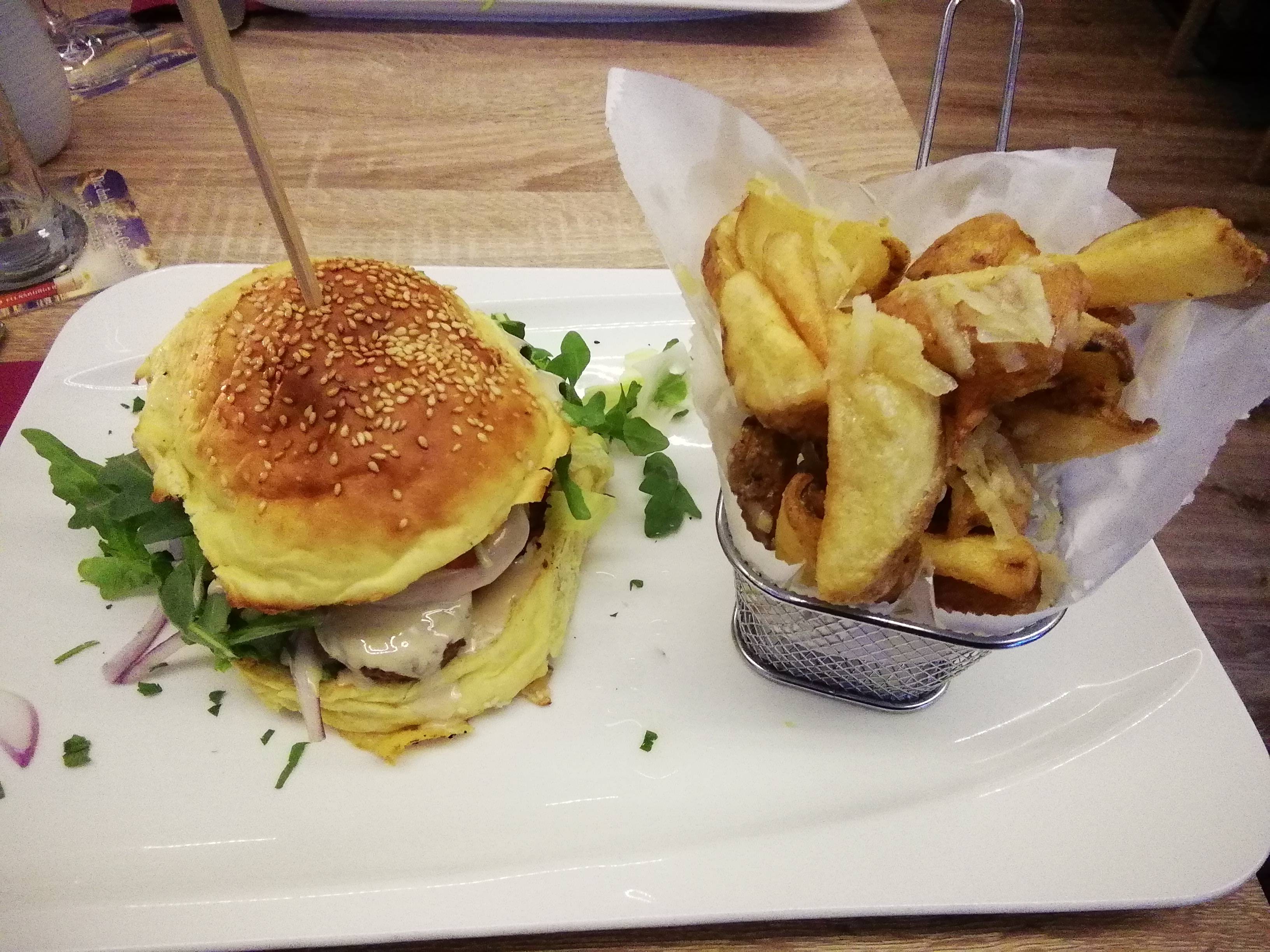 Veggi-Burger und Parmesan-Trüffel-Pommes
