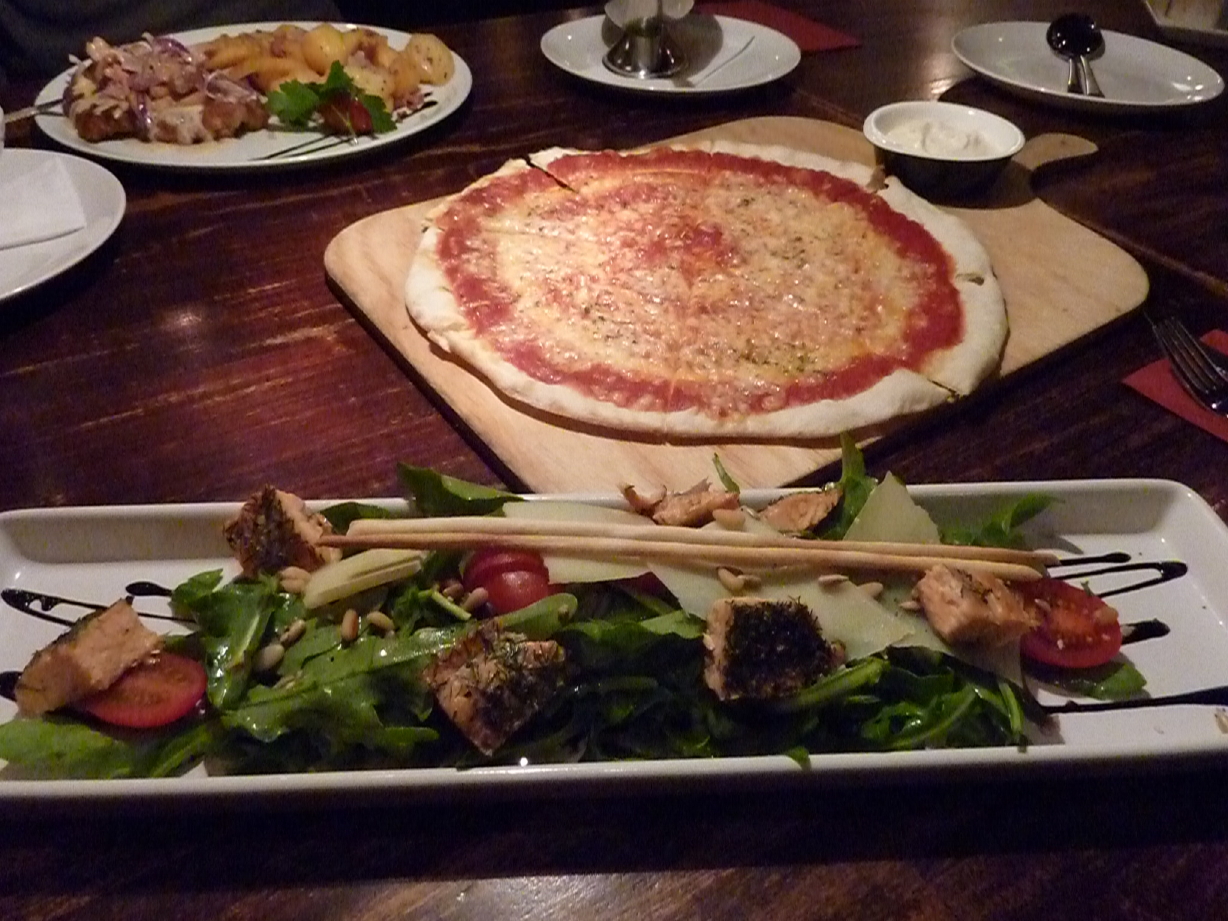 Rucola-Salat mit Lachsw&uuml;rfeln (8,50), Margherita mit Knobi-Dip (3,50), im Hintergrund Schnitzel mit Bratkartoffeln und Pfifferlingen (12,90)