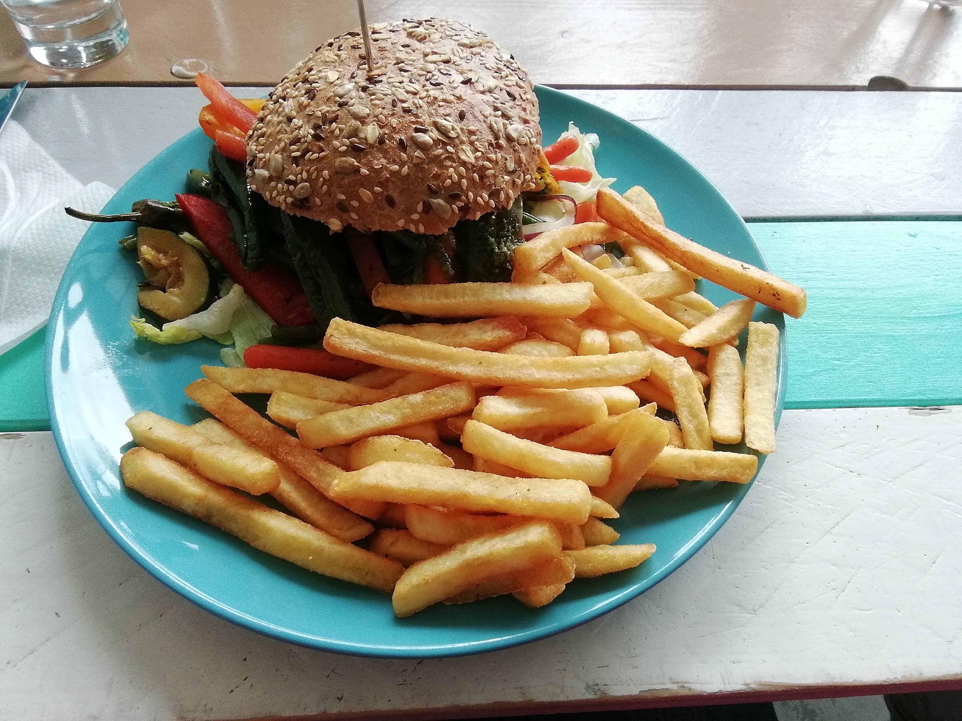 Veggie-Burger (12,90) mit Pommes Frites (2,50)