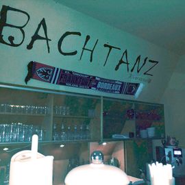 Das "Bachtanz"-Logo über der Theke
