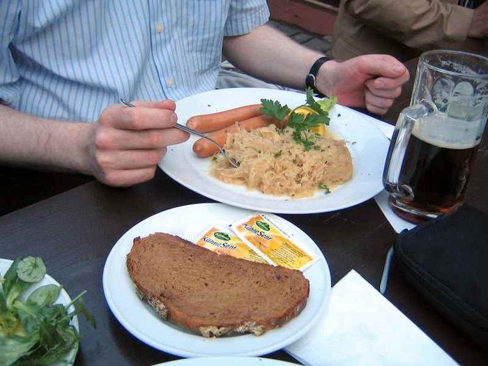 Wörschte mit Sauerkraut.....dazu frisches Brot