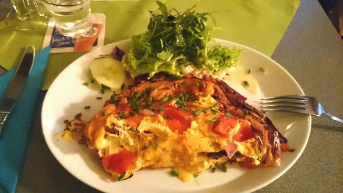 Omelett mit Lachs und Salat 