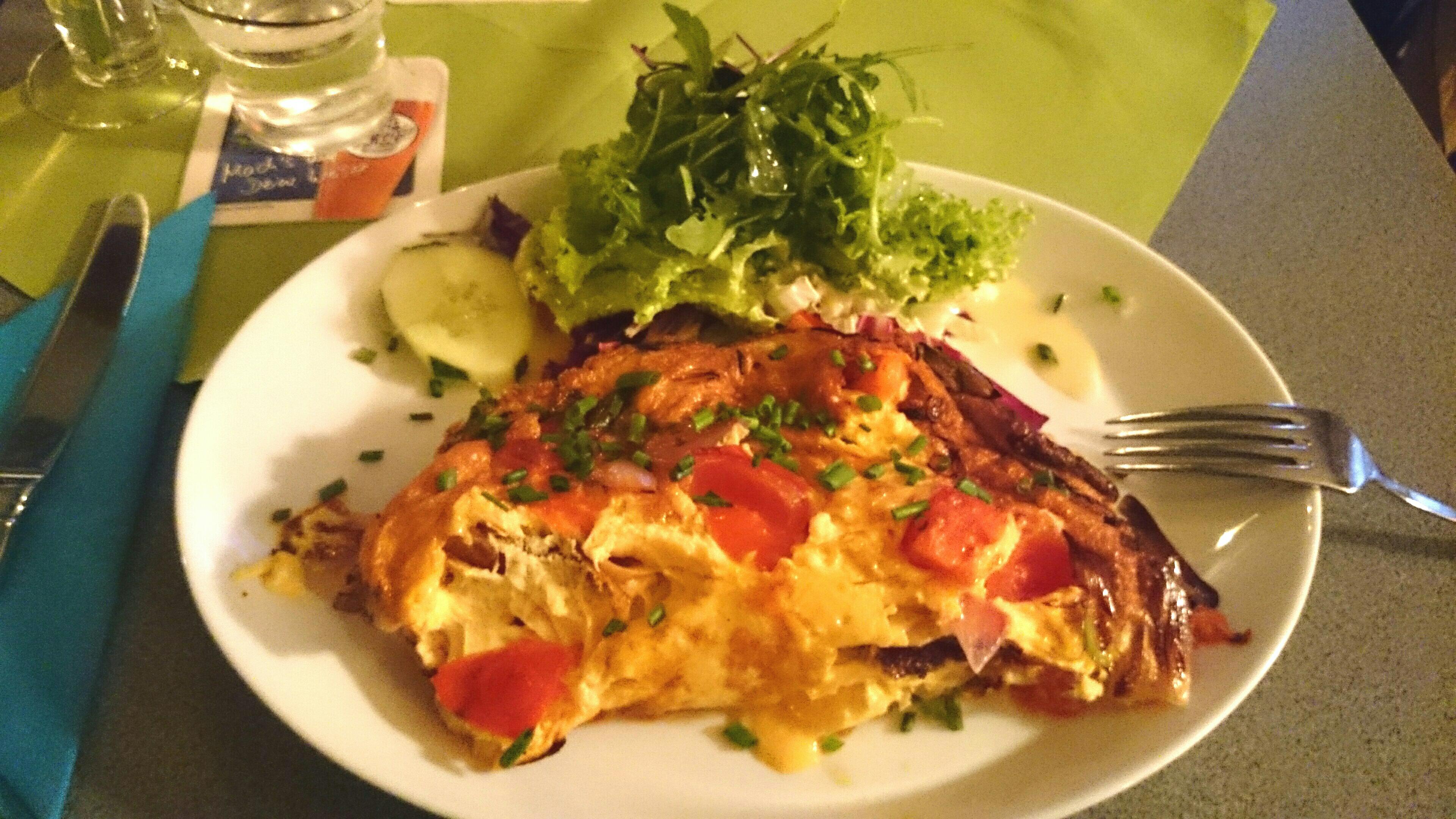 Omelett mit Lachs und Salat