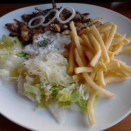 Gyros mit Krautsalat, Tzatziki und Pommes: 8,50 Euro