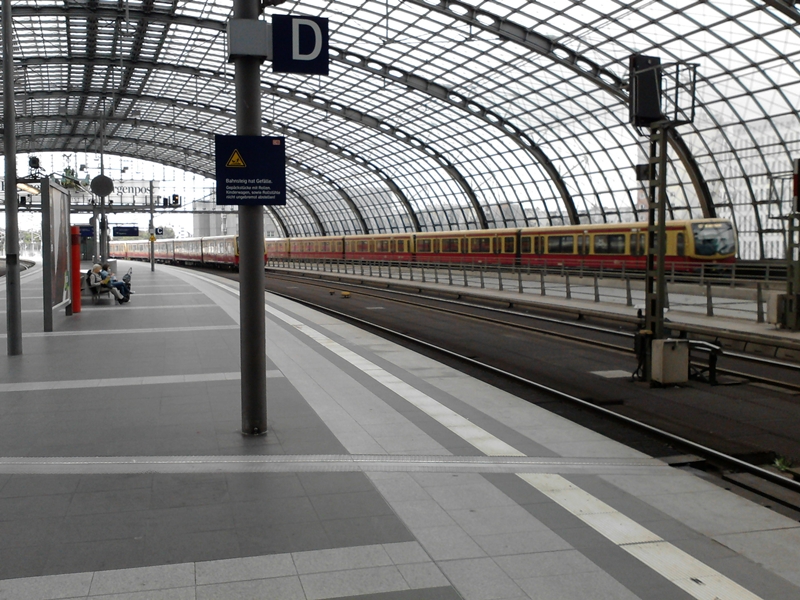 S-Bahn im Hauptbahnhof Berlin