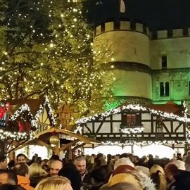 Nikolausdorf der Weihnachtsmarkt auf dem Rudolfplatz in Köln 