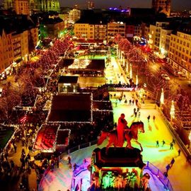 Eiszauber auf dem Weihnachtsmarkt auf dem Heumarkt in der Kölner Altstadt 