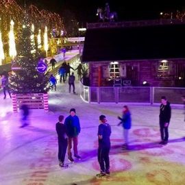 Eiszauber auf dem Weihnachtsmarkt auf dem Heumarkt in der Kölner Altstadt 